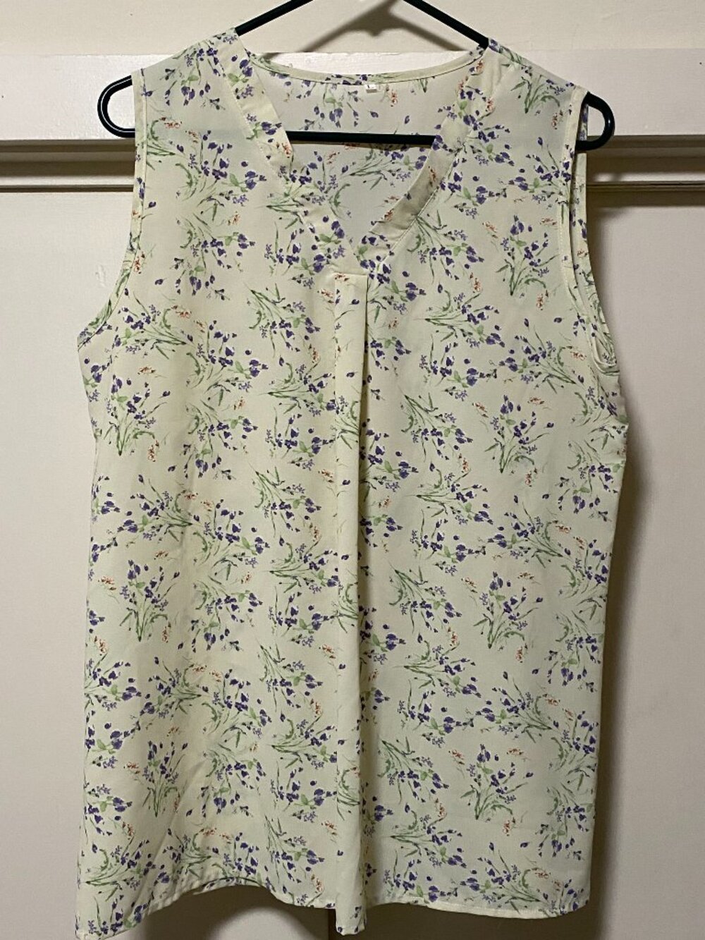 Super light & pretty beige sleeveless blouse w/purple flowers, size L/XL